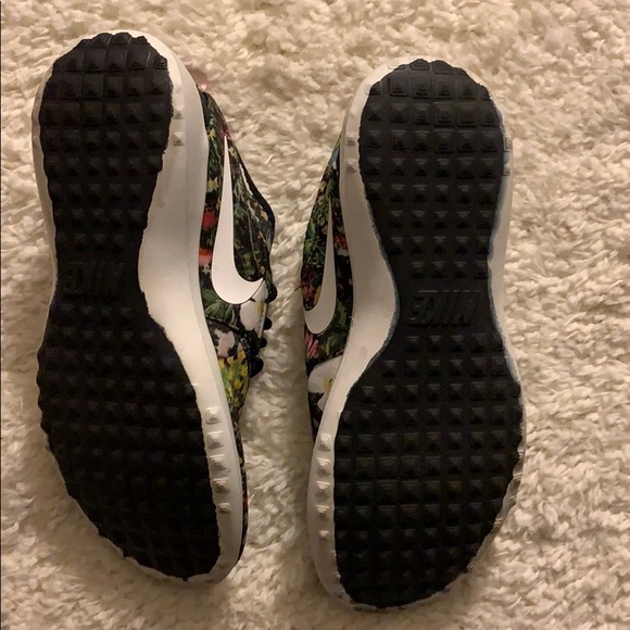 Women’s Nike Roshe - Picture 3 of 3